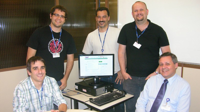 Equipe responsável pela nova versão do Portal Tudo Fácil Eletrônico formada por: Diego Teixeira, Hector Nievas, Heli Meurer (em pé), Pablo Corrêa e Everton Hagen (sentados)