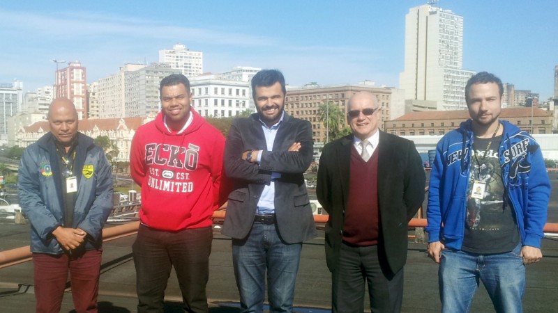 Laje de cobertura da Rodoviária de Poa. Da esquera para à direita: Lauro Silveira (Coord. Fiscalização Rodoviara POA); Michel Gonçalves (Técnico DAER/DTR); Wagner Motta (Diretor Adj. DTR); Nelson Soares (PROCERGS) e Wesleydos Santos (Técnico TI/DAER)