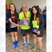 Medalhas de participação no peito e o troféu pelo maior número de inscritos nas mãos de Júlia, César e Dhiully