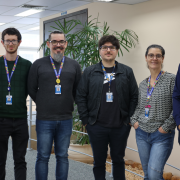 A gestora Christiane Gonzaga e o analista Marcelo Bueno com os técnicos da equipe

